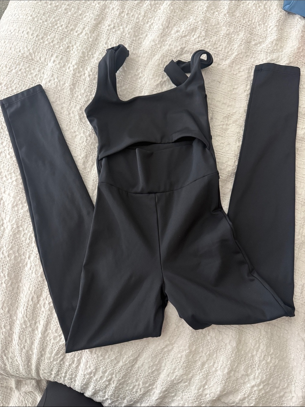 Sleek Black Sleeveless Jumpsuit with Supportive Straps
